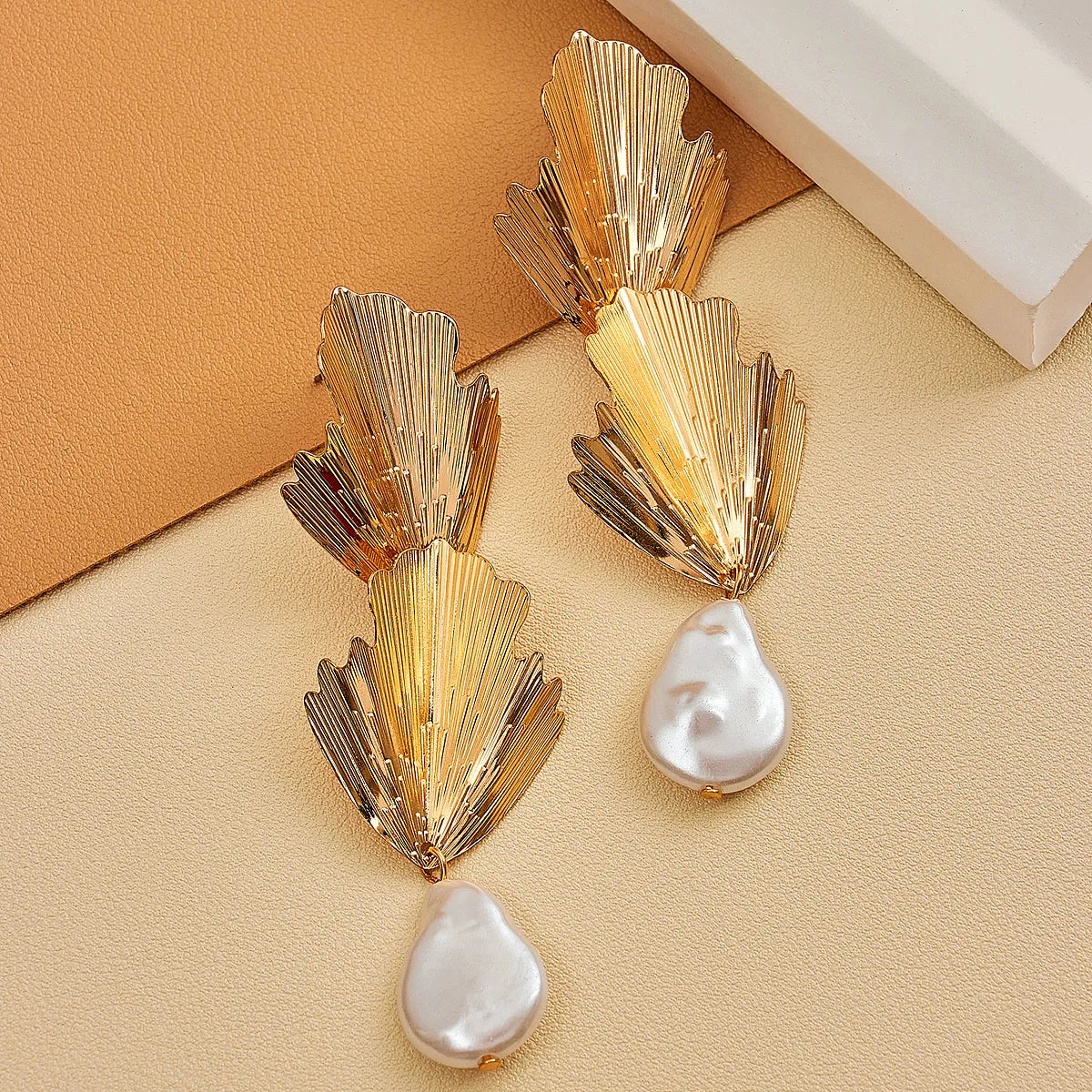 1 Pair Baroque Style Classic Style Irregular Leaves Tassel Artificial Pearl Alloy Drop Earrings