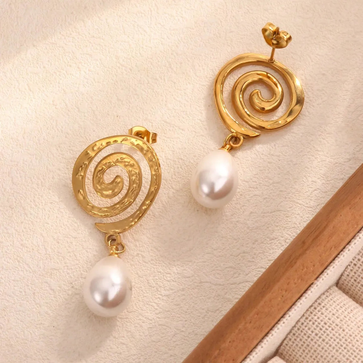 1 Pair Basic Modern Style Classic Style Geometric Spiral Inlay 304 Stainless Steel Artificial Pearls 18K Gold Plated Drop Earrings