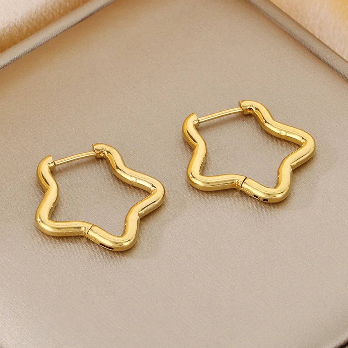 1 Pair Basic Simple Style Classic Style Geometric Star Solid Color 304 Stainless Steel 18K Gold Plated Hoop Earrings