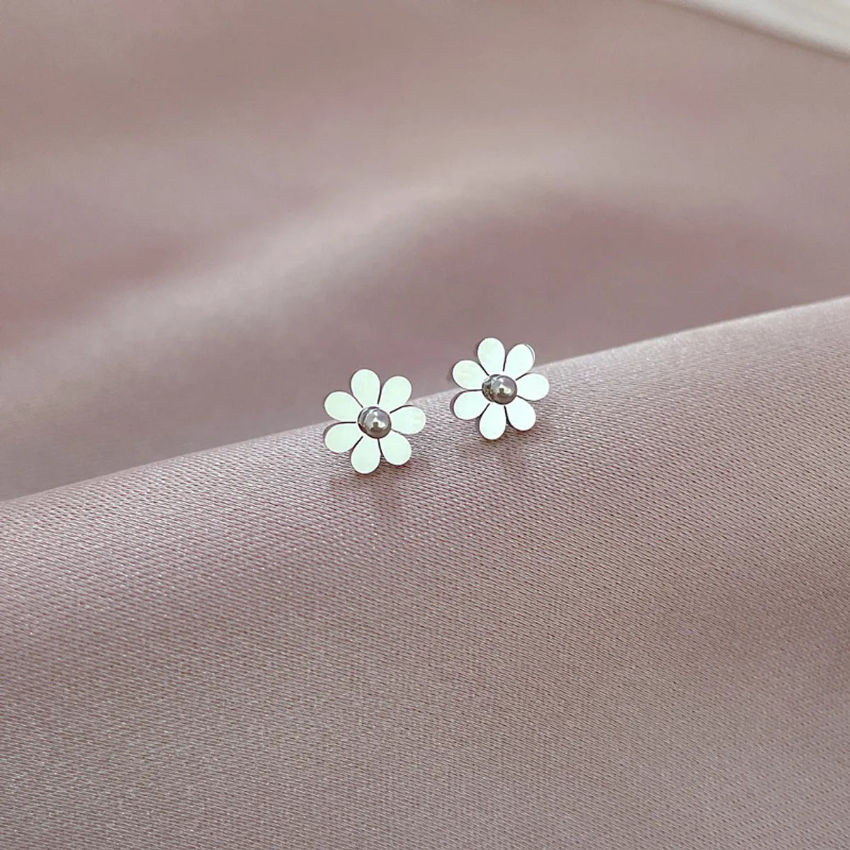 1 Pair Basic Simple Style Commute Flower Plating Titanium Steel Ear Studs