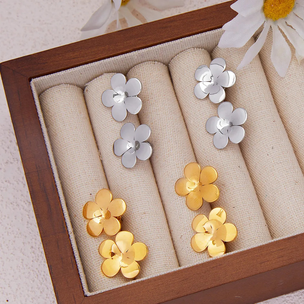 1 Pair Casual Elegant Modern Style Flower Plating Titanium Steel 18K Gold Plated Ear Studs