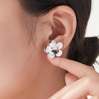 1 Pair Casual Elegant Modern Style Flower Plating Titanium Steel 18K Gold Plated Ear Studs