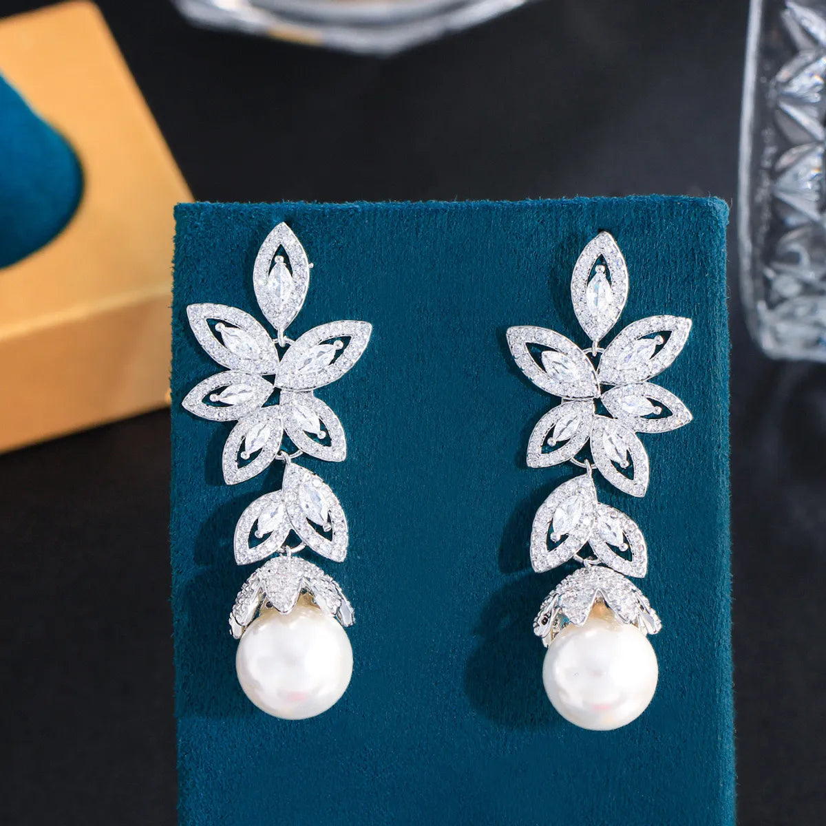 1 Pair Casual Elegant Plant Pearl Plating Inlay Copper Artificial Pearls Zircon Rhodium Plated Silver Plated Drop Earrings