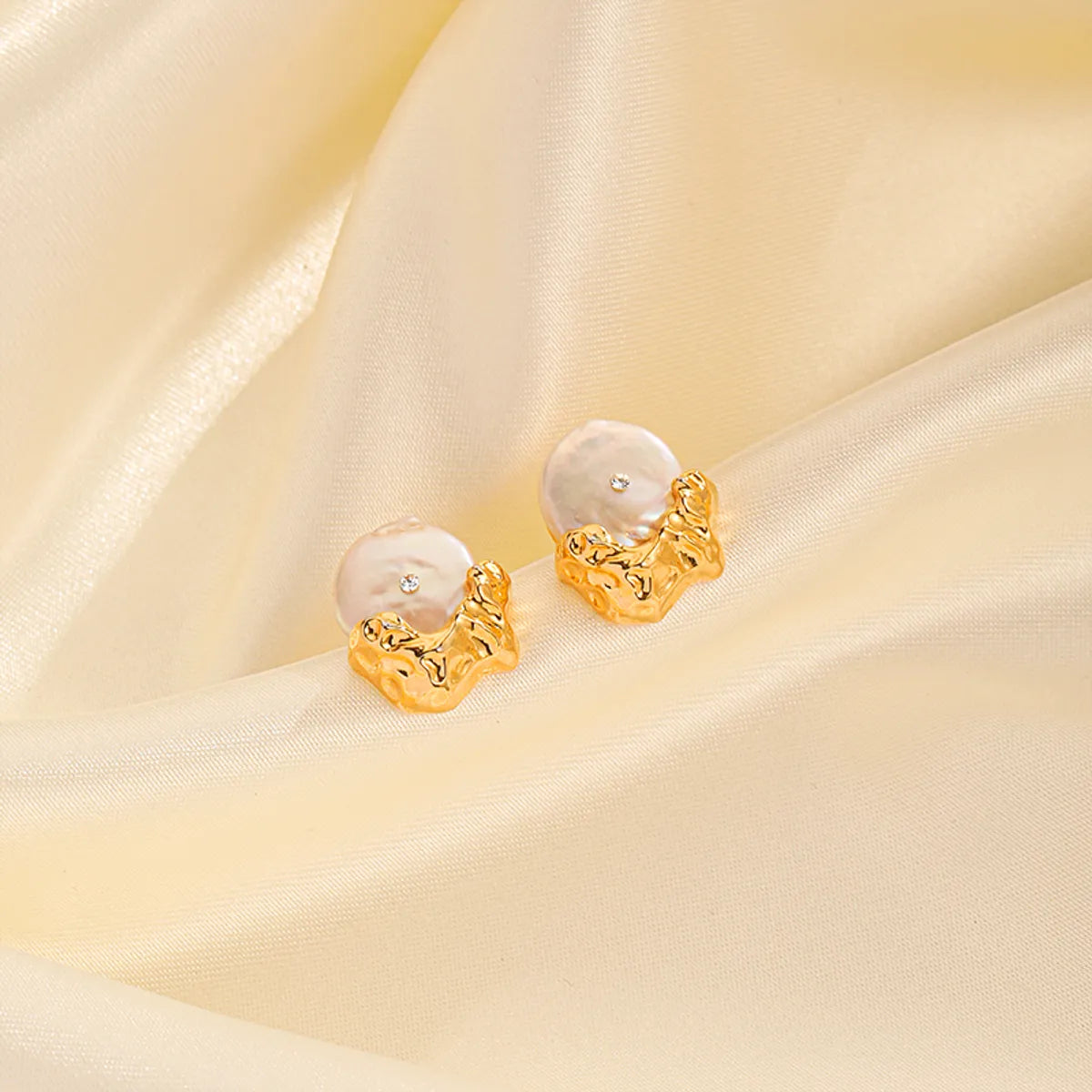 1 Pair Casual Elegant Round Flower Beaded Plating Inlay Copper Freshwater Pearl 18k Gold Plated Ear Studs