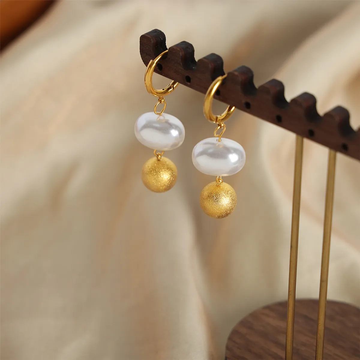 1 Pair Casual Elegant Simple Style Solid Color Beaded Plating Imitation Pearl Titanium Steel 18k Gold Plated Drop Earrings