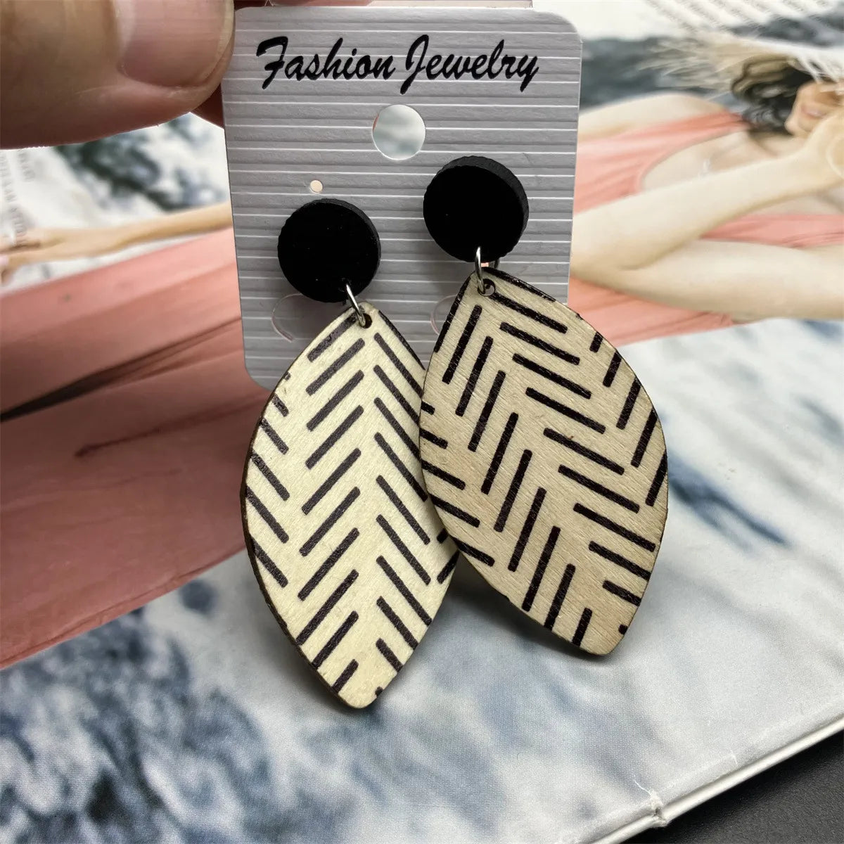 1 Pair Casual Retro Leaf Stoving Varnish Wood Drop Earrings