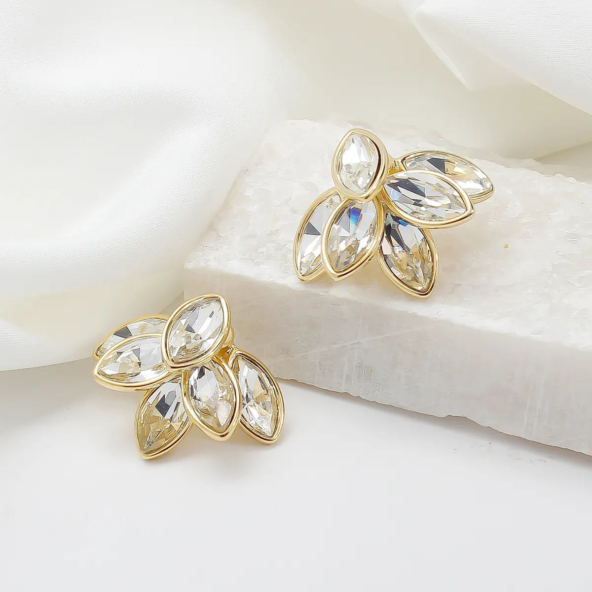 1 Pair Casual Romantic Shiny Flower Inlay Alloy Artificial Crystal Ear Studs