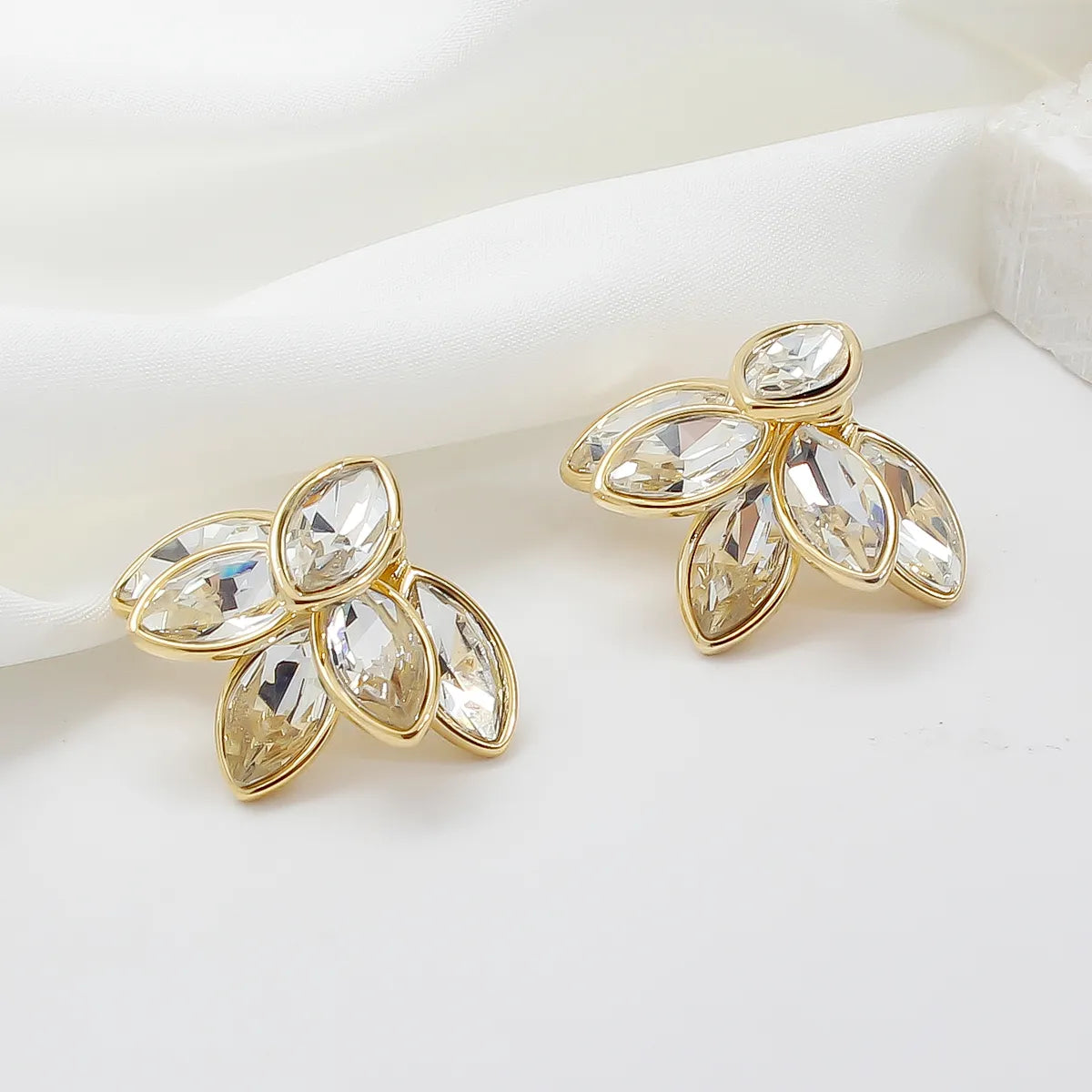 1 Pair Casual Romantic Shiny Flower Inlay Alloy Artificial Crystal Ear Studs