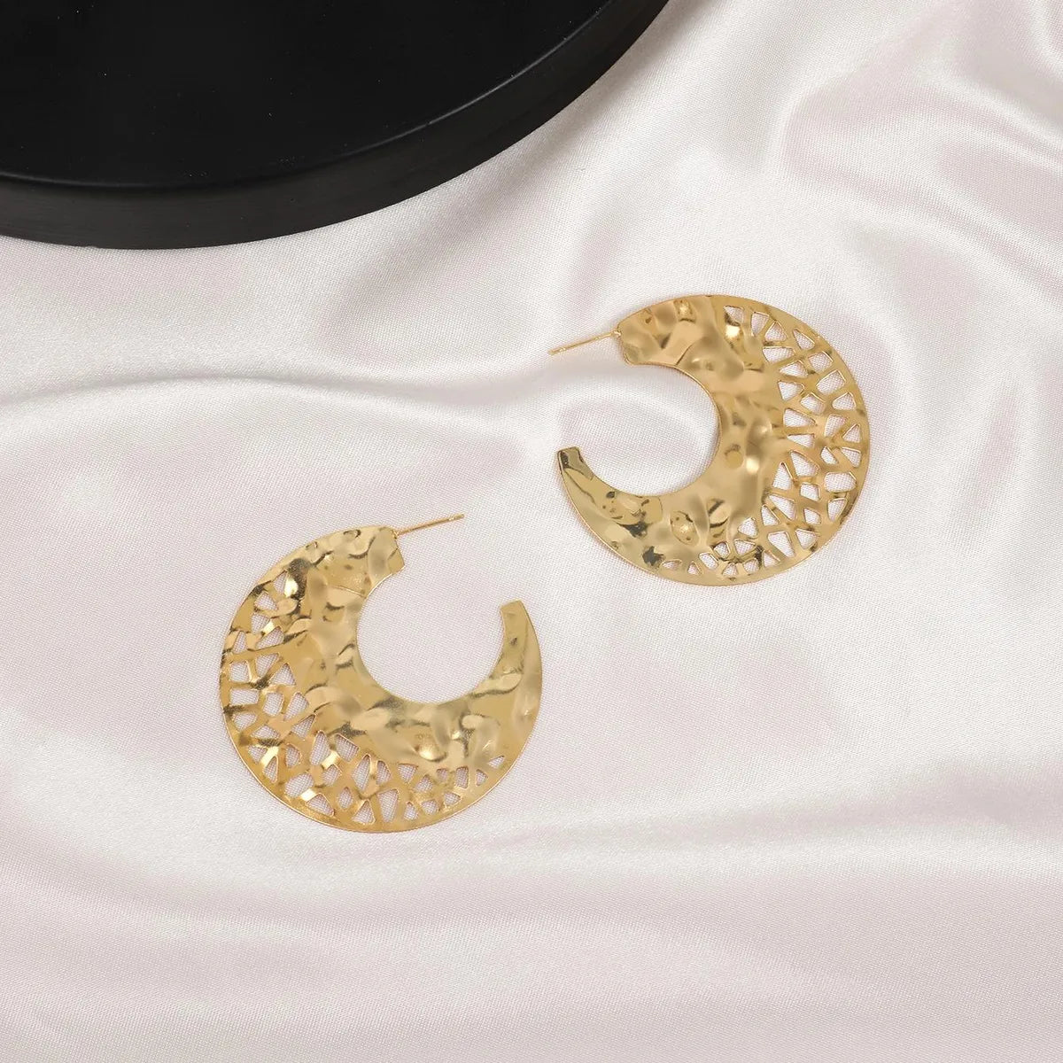 1 Pair Casual Simple Style Classic Style Round Hollow Out Alloy Drop Earrings Ear Studs