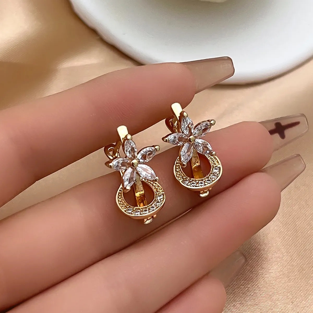 1 Pair Casual Simple Style Flower Plating Inlay Copper Zircon White Gold Plated Gold Plated Drop Earrings