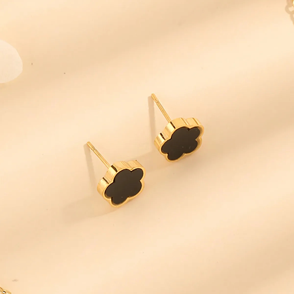 1 Pair Casual Simple Style Flower Plating Inlay Titanium Steel Shell 18k Gold Plated Ear Studs