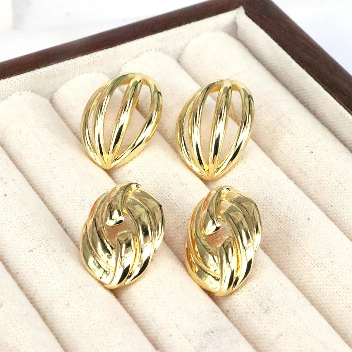 1 Pair Casual Simple Style Oval Hollow Out Copper 18K Gold Plated Ear Studs