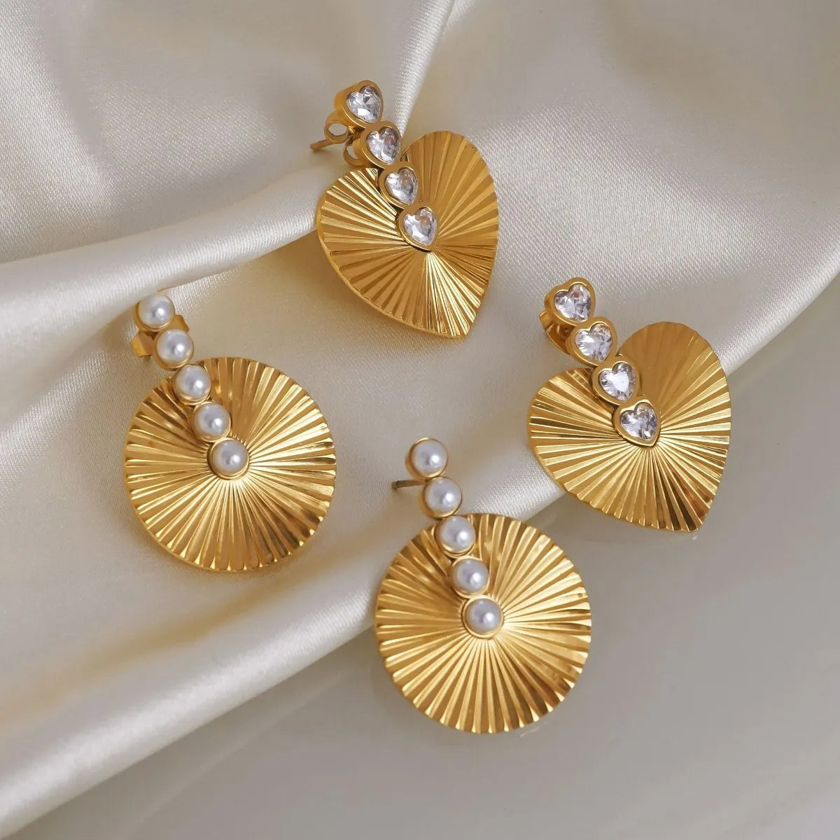 1 Pair Casual Simple Style Round Heart Shape Plating Inlay Titanium Steel Pearl Zircon 18K Gold Plated Ear Studs