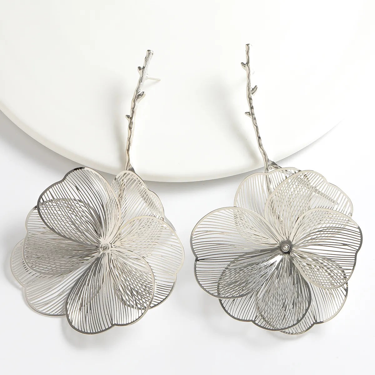 1 Pair Classic Style Commute Flower Iron Drop Earrings