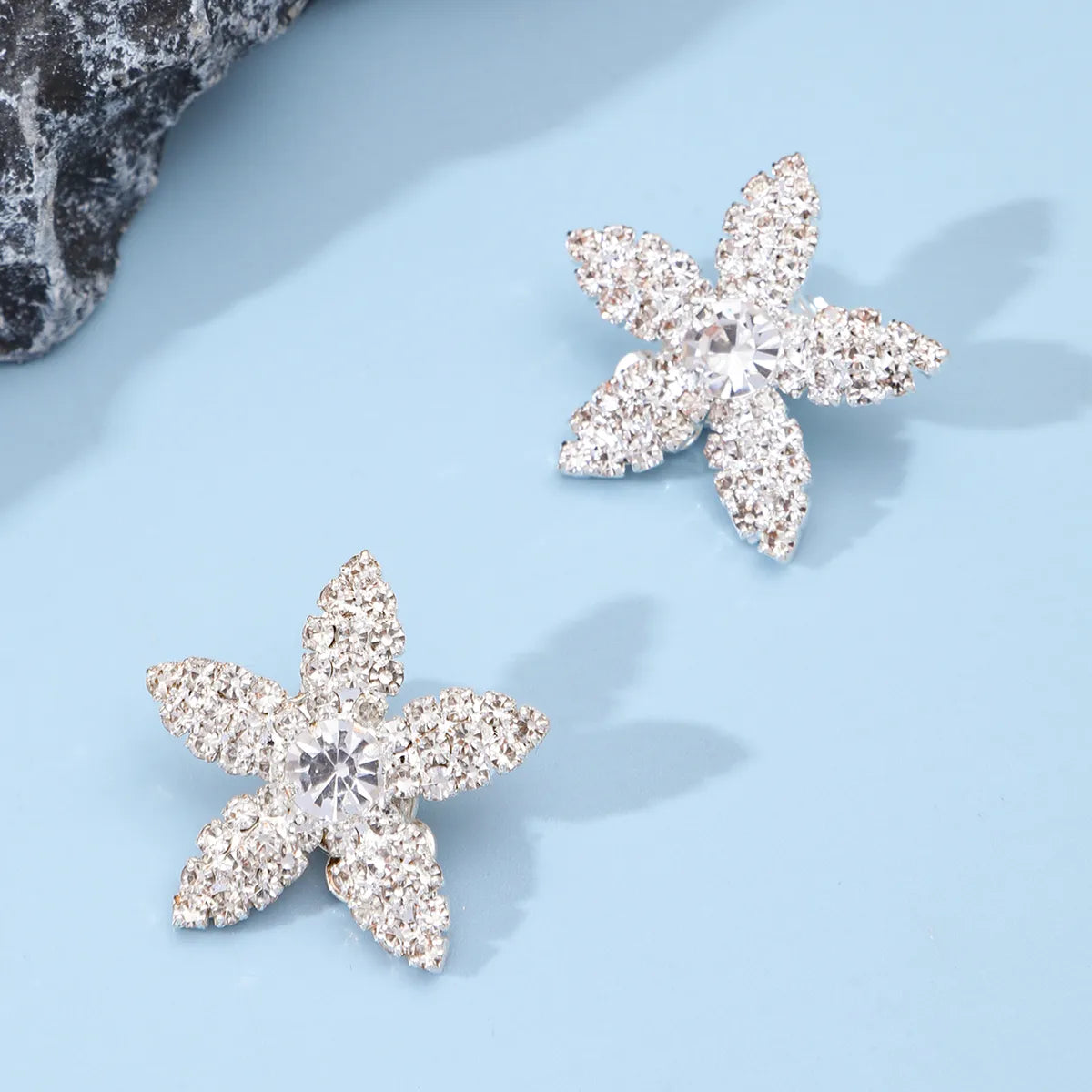 1 Pair Elegant Classic Style Shiny Parthenocissus Grass Flower Inlay Copper Rhinestones Ear Studs