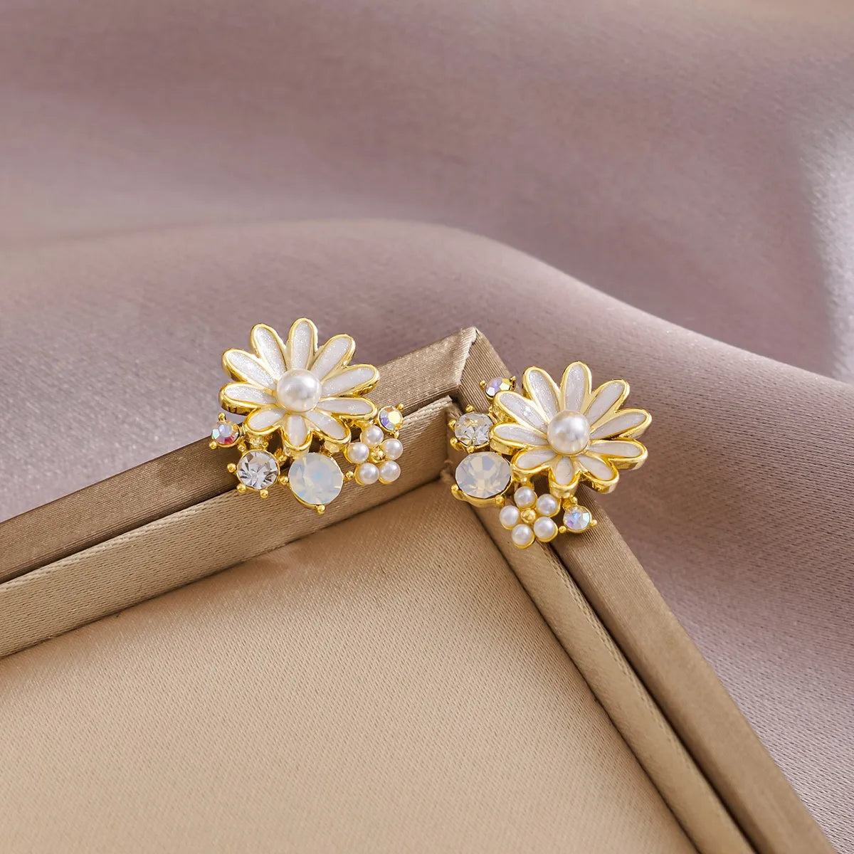 1 Pair Elegant Classic Style Streetwear Daisy Inlay Alloy Artificial Pearls Ear Studs