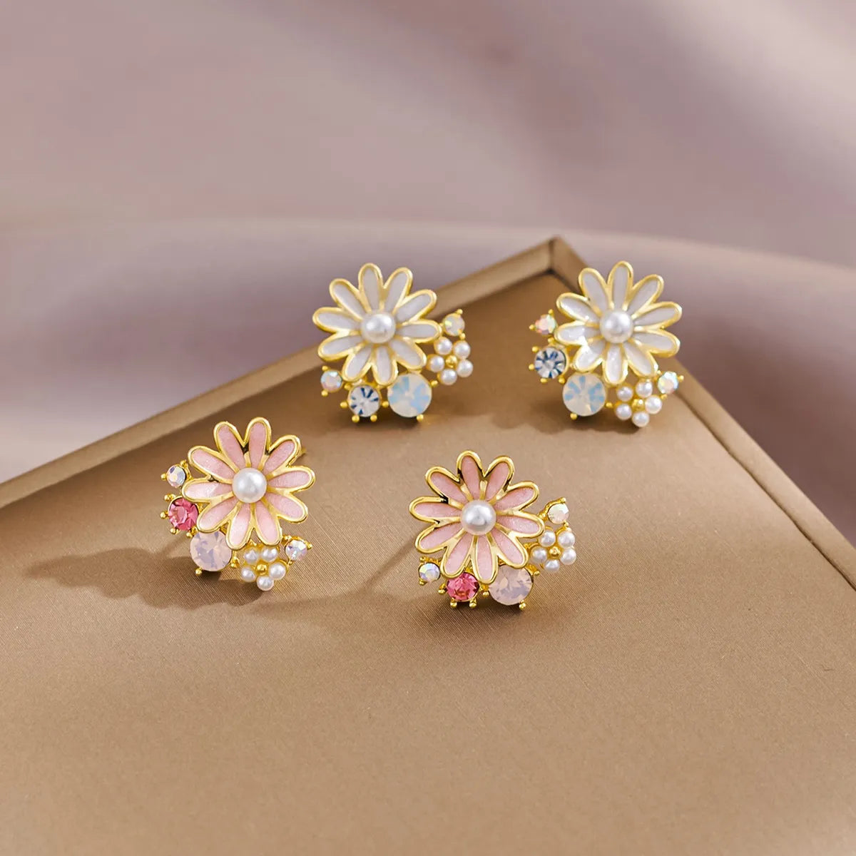 1 Pair Elegant Classic Style Streetwear Daisy Inlay Alloy Artificial Pearls Ear Studs