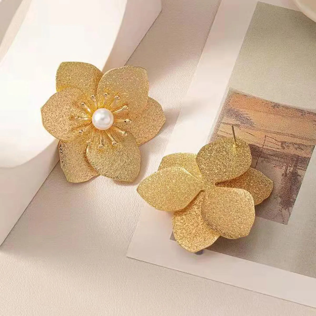 1 Pair Elegant Classical Plant Flower Asymmetrical Three-Dimensional Titanium Steel Iron Resin Gold Plated Ear Studs