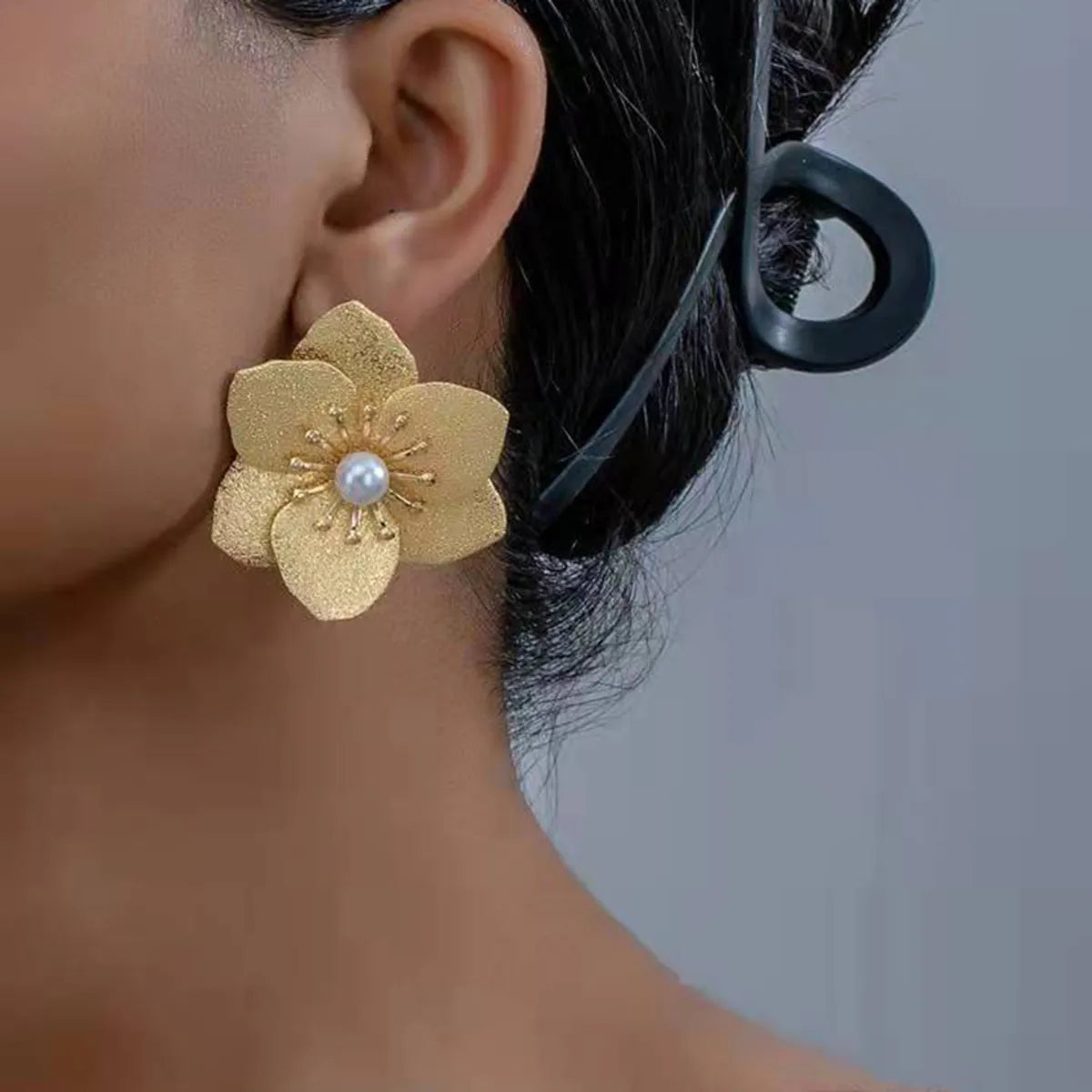 1 Pair Elegant Classical Plant Flower Asymmetrical Three-Dimensional Titanium Steel Iron Resin Gold Plated Ear Studs