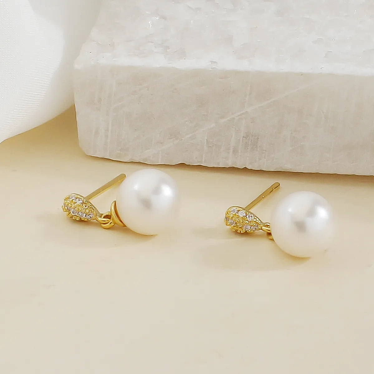 1 Pair Elegant Classical Simple Style Round Plating Inlay Artificial Pearl Copper Zircon Drop Earrings