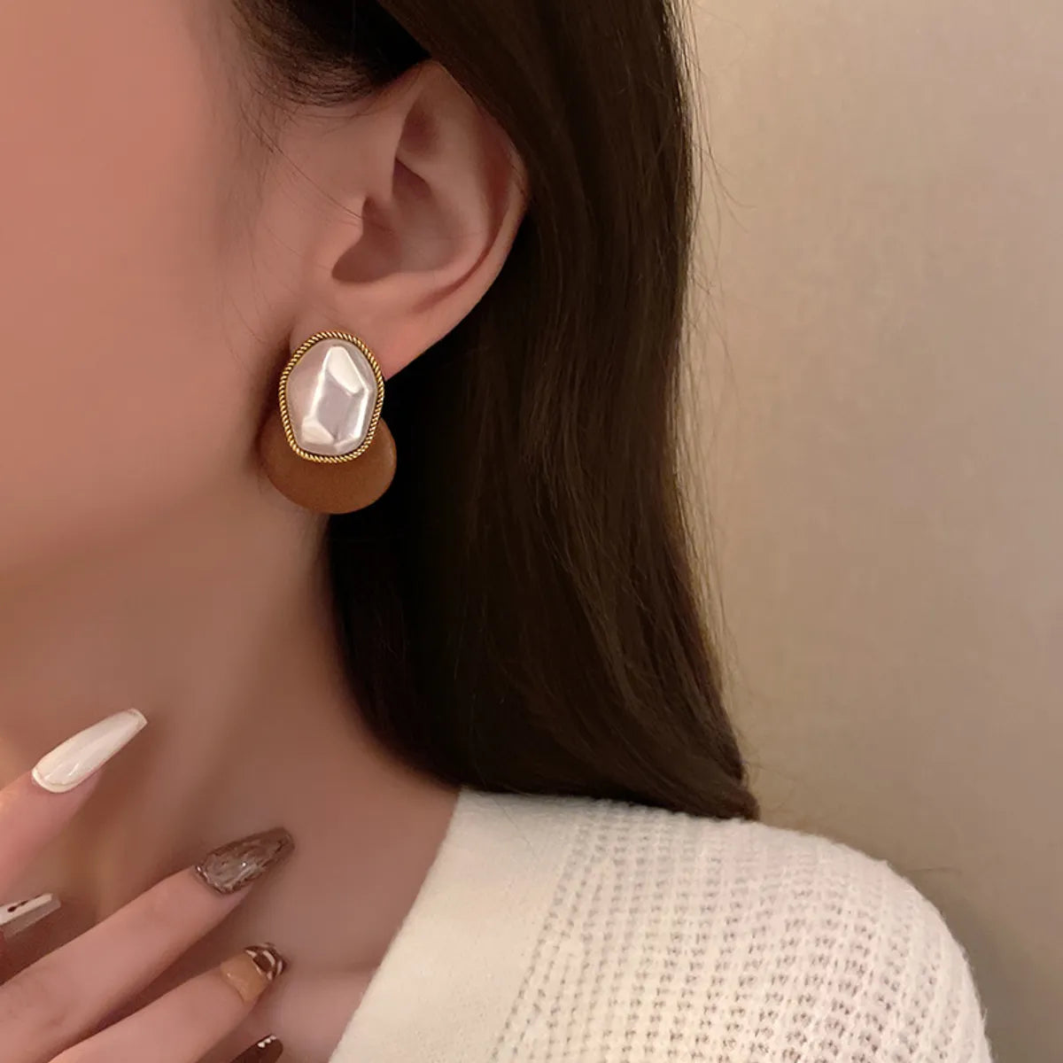 1 Pair Elegant Color Block Inlay Pu Leather Alloy Artificial Pearls Ear Studs