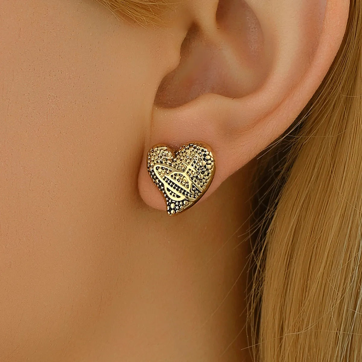 1 Pair Elegant Cute Heart Shape Shell Alloy Iron Ear Studs