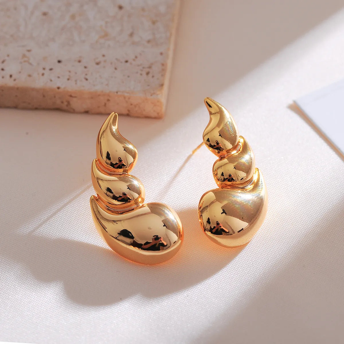 1 Pair Elegant Cute Water Droplets Croissant Solid Color Copper Ear Studs