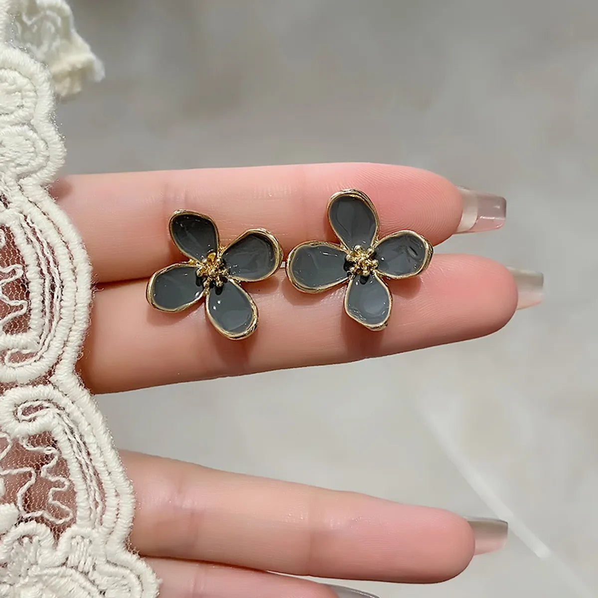 1 Pair Elegant Flower Alloy Gold Plated Ear Studs