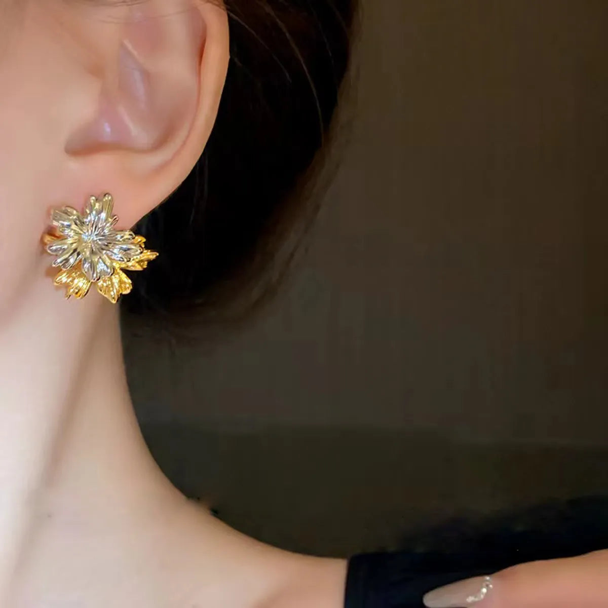 1 Pair Elegant Flower Alloy Gold Plated Silver Plated Ear Studs