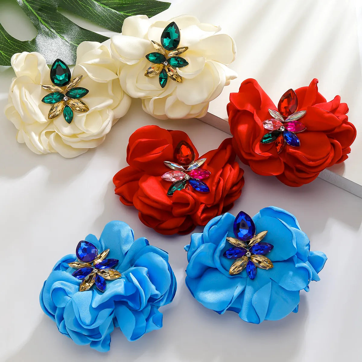 1 Pair Elegant Flower Inlay Alloy Rhinestones K Gold Plated Ear Studs