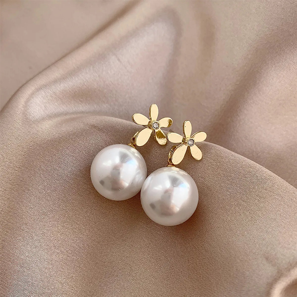 1 Pair Elegant Flower Plating Inlay Alloy Artificial Gemstones Artificial Pearls Gold Plated Drop Earrings