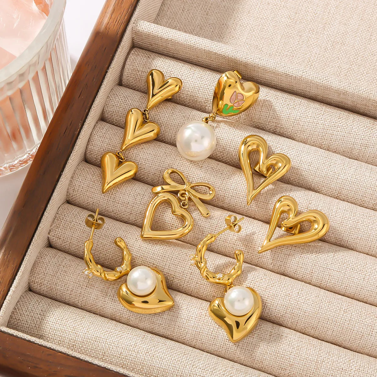 1 Pair Elegant French Style Classic Style C Shape Heart Shape Flower Epoxy Inlay 304 Stainless Steel Artificial Pearls 18K Gold Plated Drop Earrings