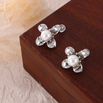 1 Pair Elegant French Style Simple Style Flower Inlay Copper Artificial Pearls 18K Gold Plated Ear Studs