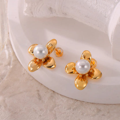 1 Pair Elegant French Style Simple Style Flower Inlay Copper Artificial Pearls 18K Gold Plated Ear Studs