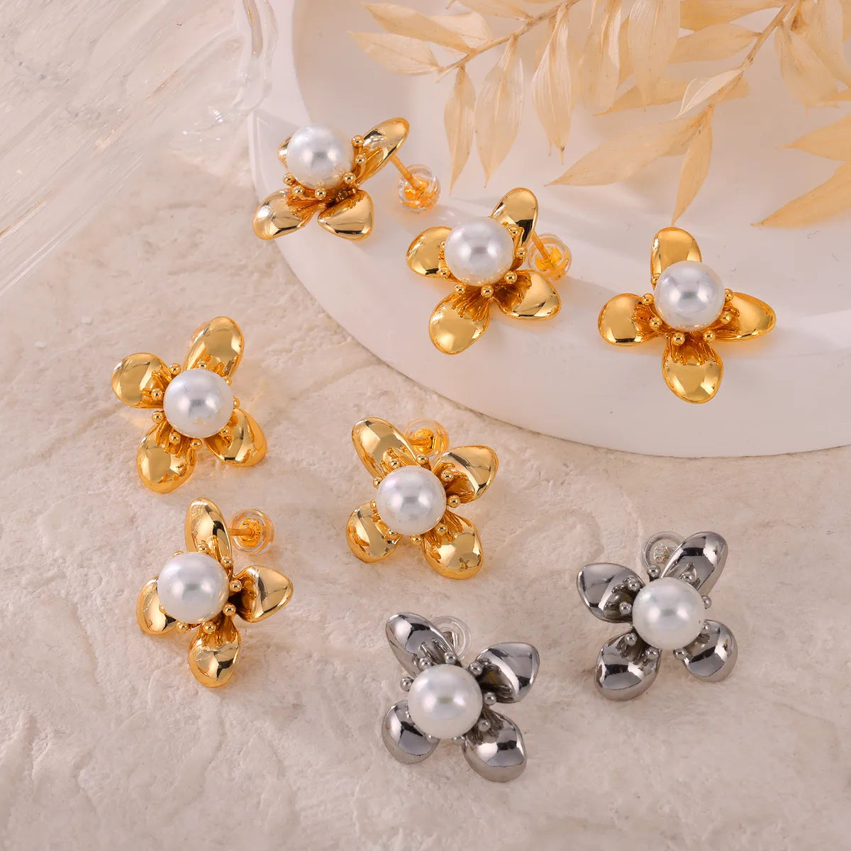 1 Pair Elegant French Style Simple Style Flower Inlay Copper Artificial Pearls 18K Gold Plated Ear Studs