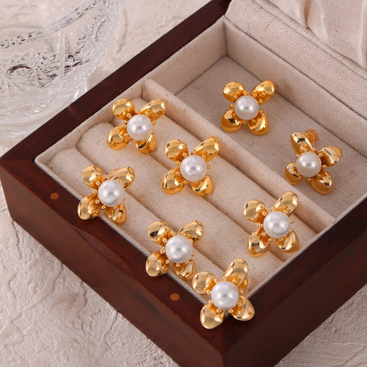 1 Pair Elegant French Style Simple Style Flower Inlay Copper Artificial Pearls 18K Gold Plated Ear Studs