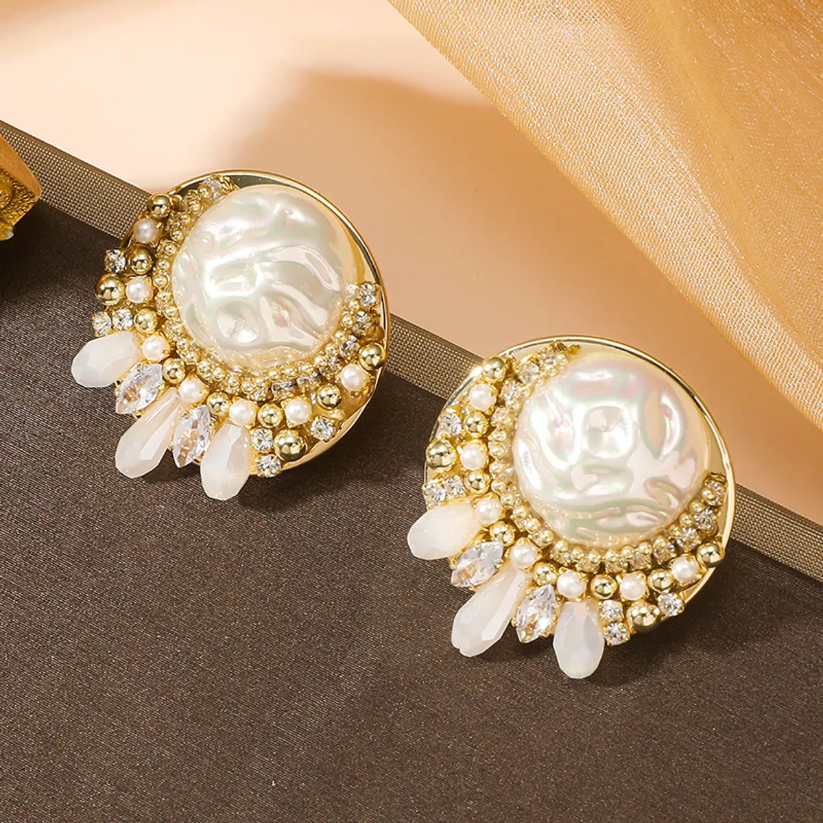 1 Pair Elegant Geometric Inlay Alloy Pearl Zircon Gold Plated Ear Studs