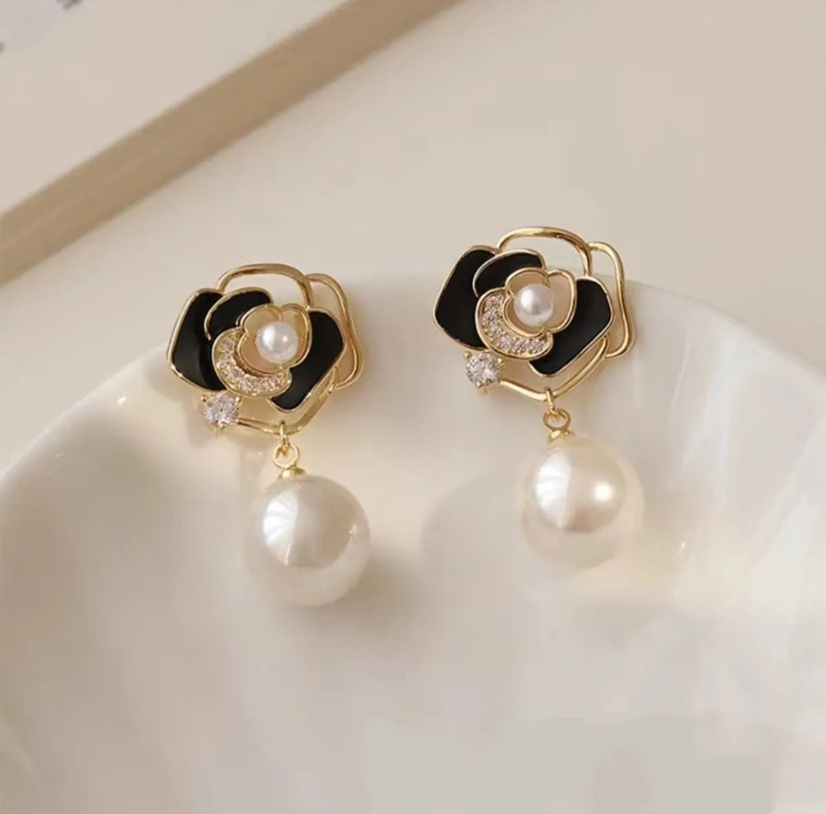 1 Pair Elegant Glam Flower Plating Inlay Alloy Artificial Gemstones Artificial Pearls Gold Plated Drop Earrings