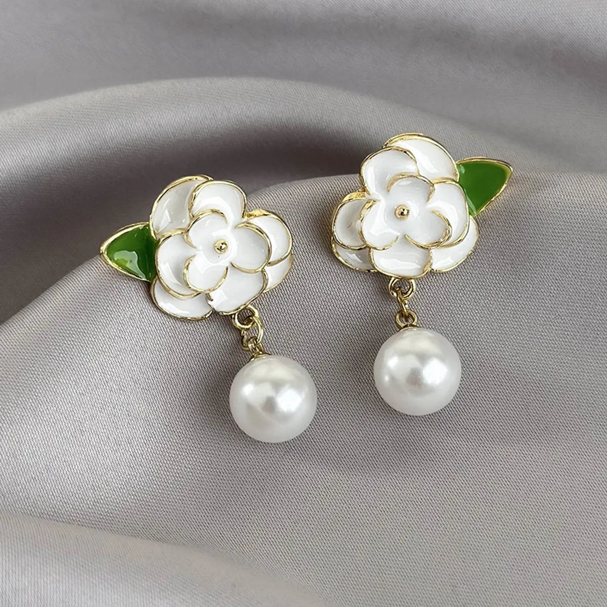 1 Pair Elegant Glam Luxurious Flower Enamel Inlay Copper Pearl Drop Earrings