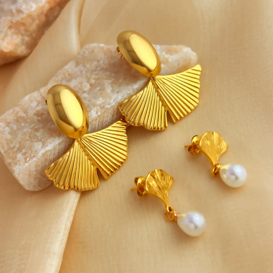 1 Pair Elegant Hawaiian Lady Maple Leaf Ginkgo Leaf Polishing Plating Inlay 304 Stainless Steel Artificial Pearls 18K Gold Plated Drop Earrings