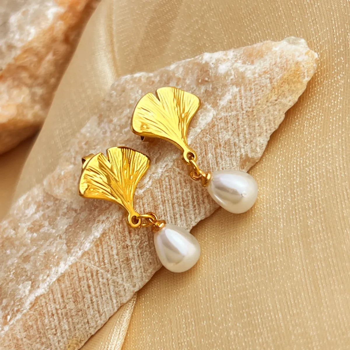 1 Pair Elegant Hawaiian Lady Maple Leaf Ginkgo Leaf Polishing Plating Inlay 304 Stainless Steel Artificial Pearls 18K Gold Plated Drop Earrings