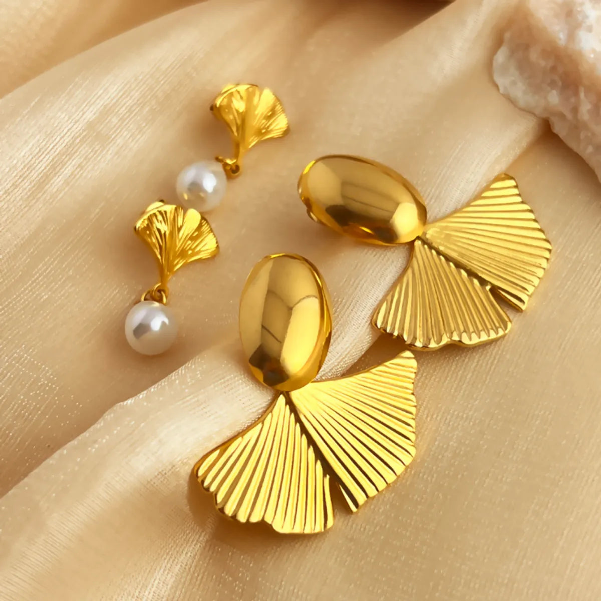 1 Pair Elegant Hawaiian Lady Maple Leaf Ginkgo Leaf Polishing Plating Inlay 304 Stainless Steel Artificial Pearls 18K Gold Plated Drop Earrings