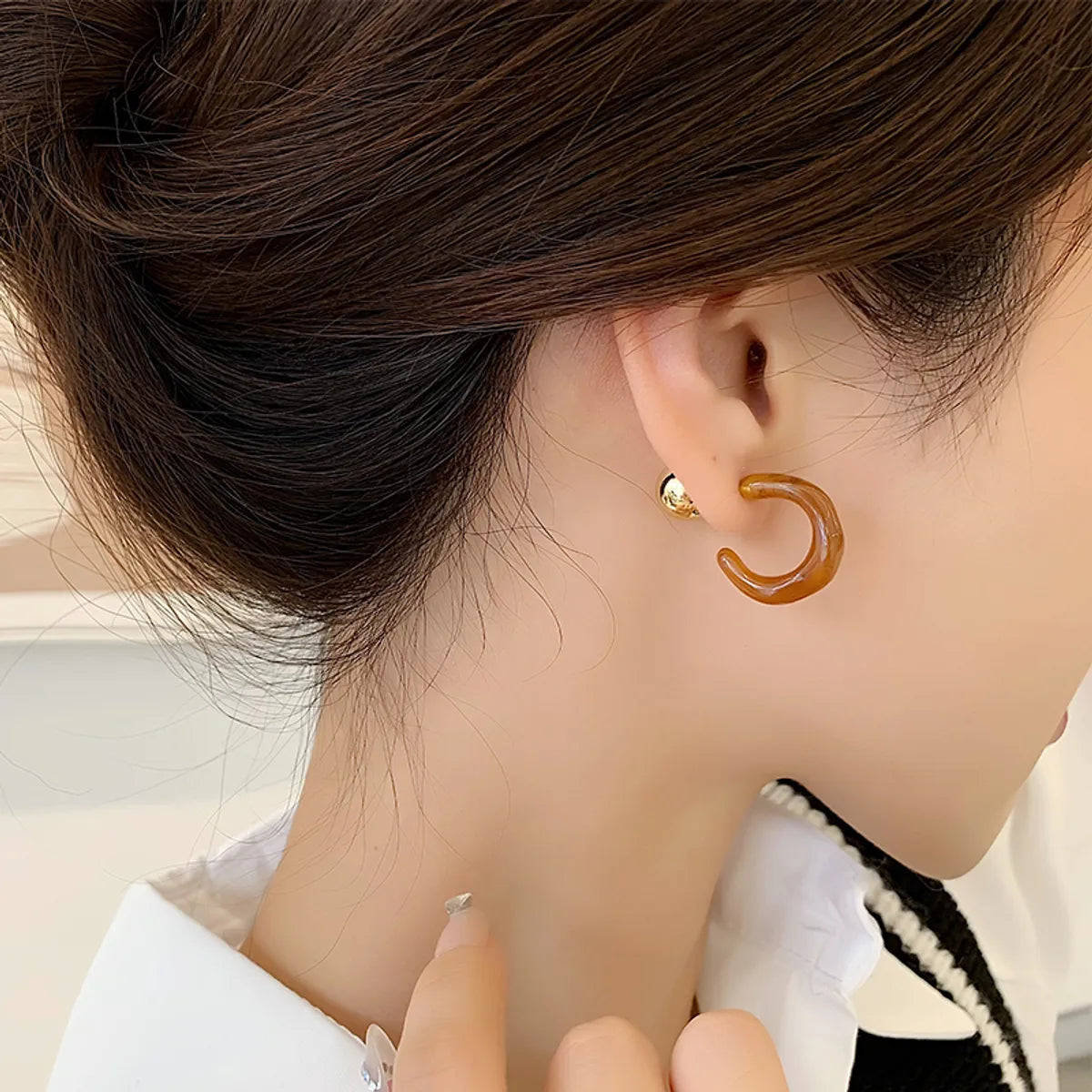 1 Pair Elegant Lady C Shape Alloy Resin Gold Plated Ear Studs