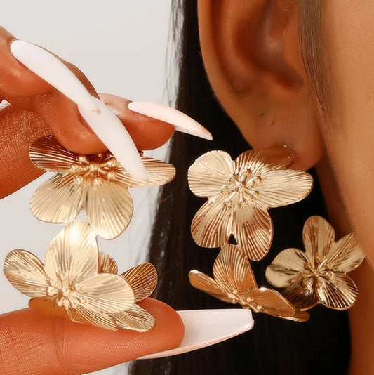 1 Pair Elegant Lady Streetwear C Shape Flower Alloy Ear Studs