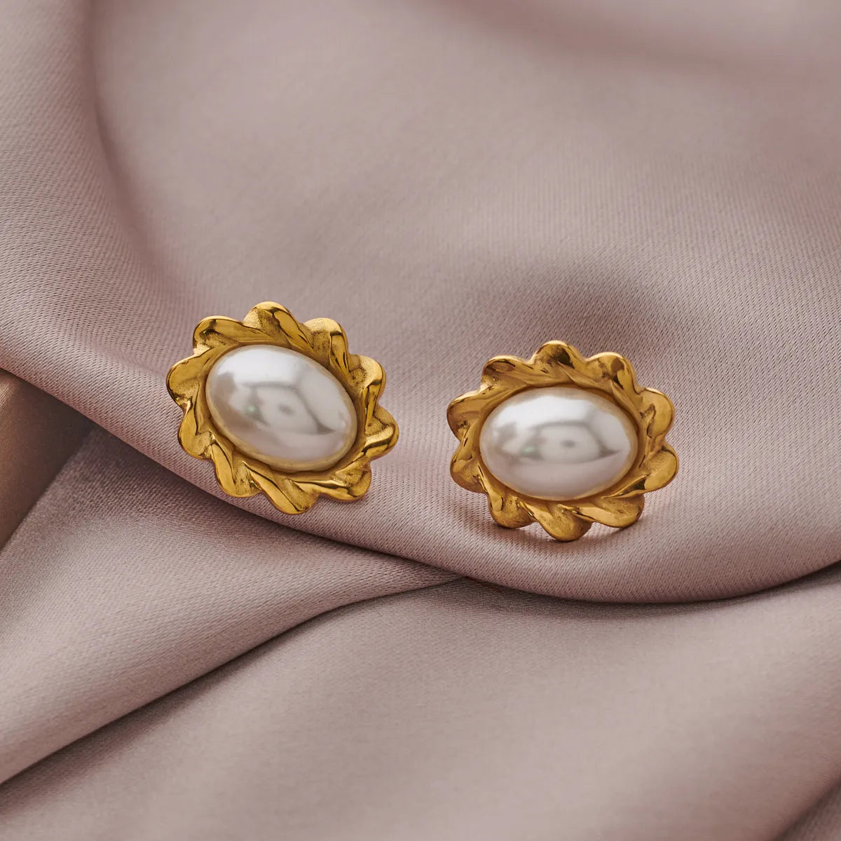 1 Pair Elegant Luxurious Classic Style Oval Argyle Plating Inlay 304 Stainless Steel Artificial Pearls 18K Gold Plated Ear Studs