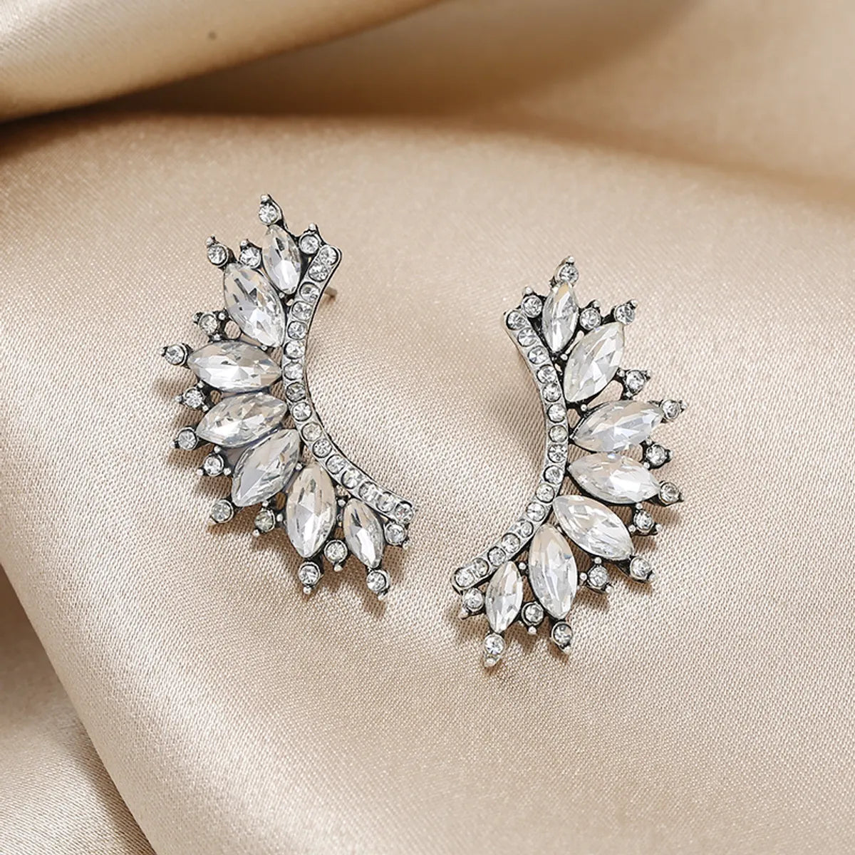 1 Pair Elegant Luxurious Geometric Hollow Out Inlay Alloy Rhinestones Ear Studs