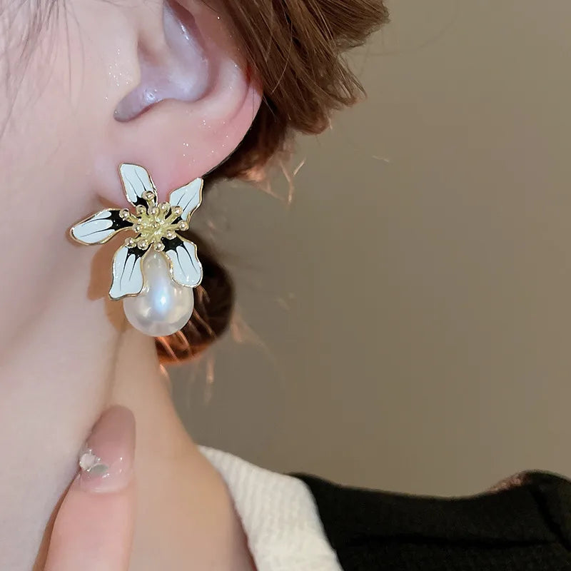 1 Pair Elegant Retro Flower Enamel Inlay Alloy Artificial Pearls Ear Studs