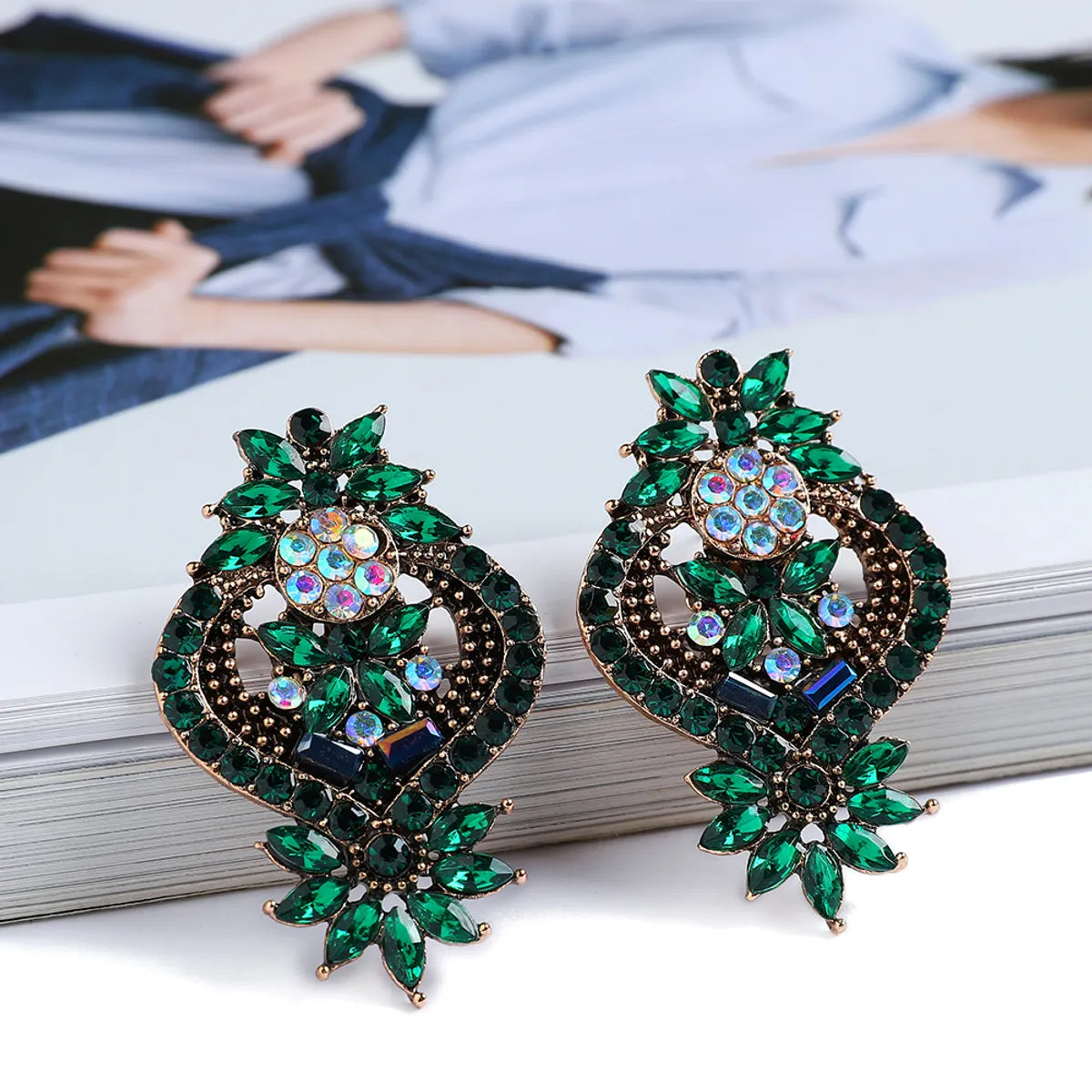 1 Pair Elegant Retro Flower Hollow Out Inlay Zinc Alloy Rhinestones Drop Earrings