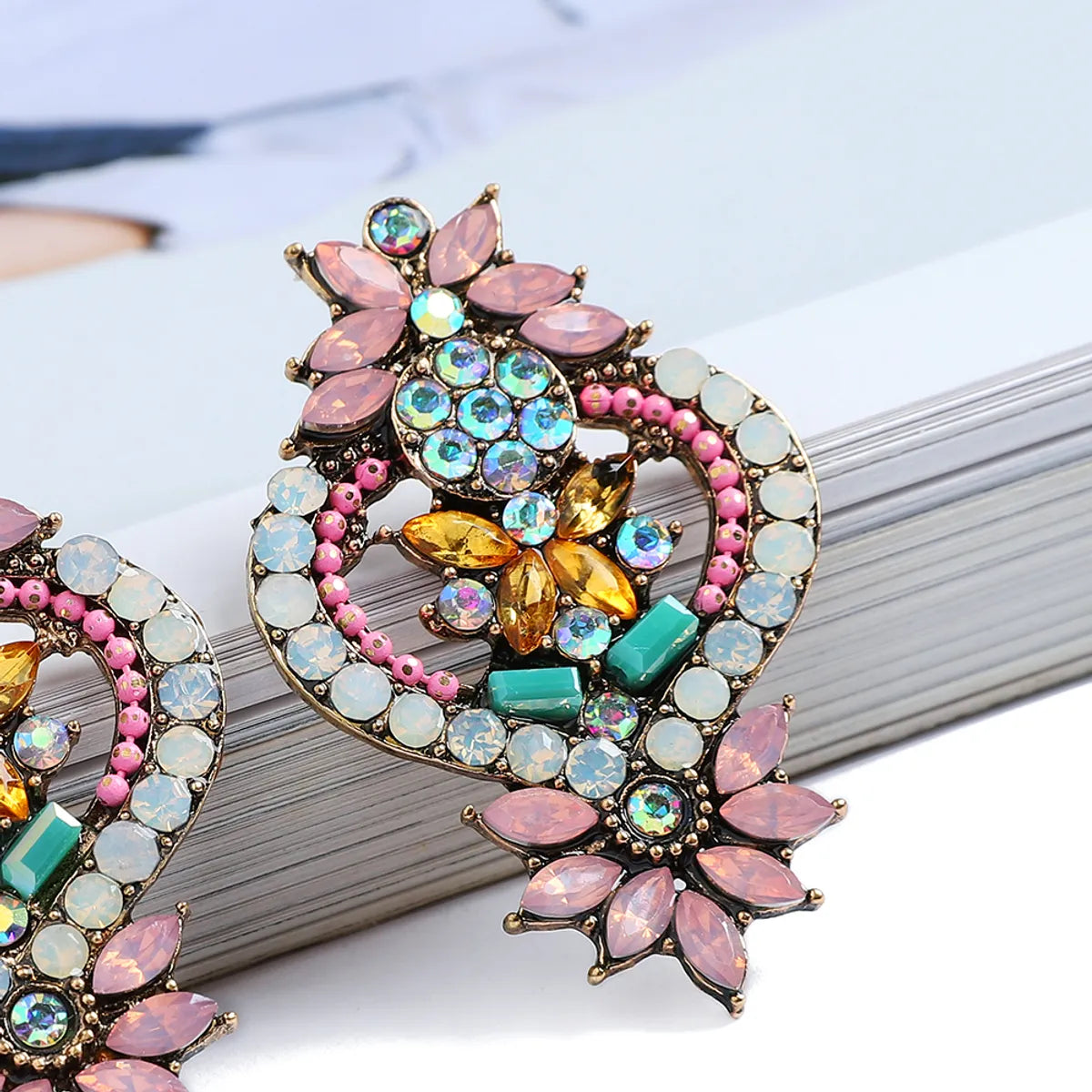 1 Pair Elegant Retro Flower Hollow Out Inlay Zinc Alloy Rhinestones Drop Earrings