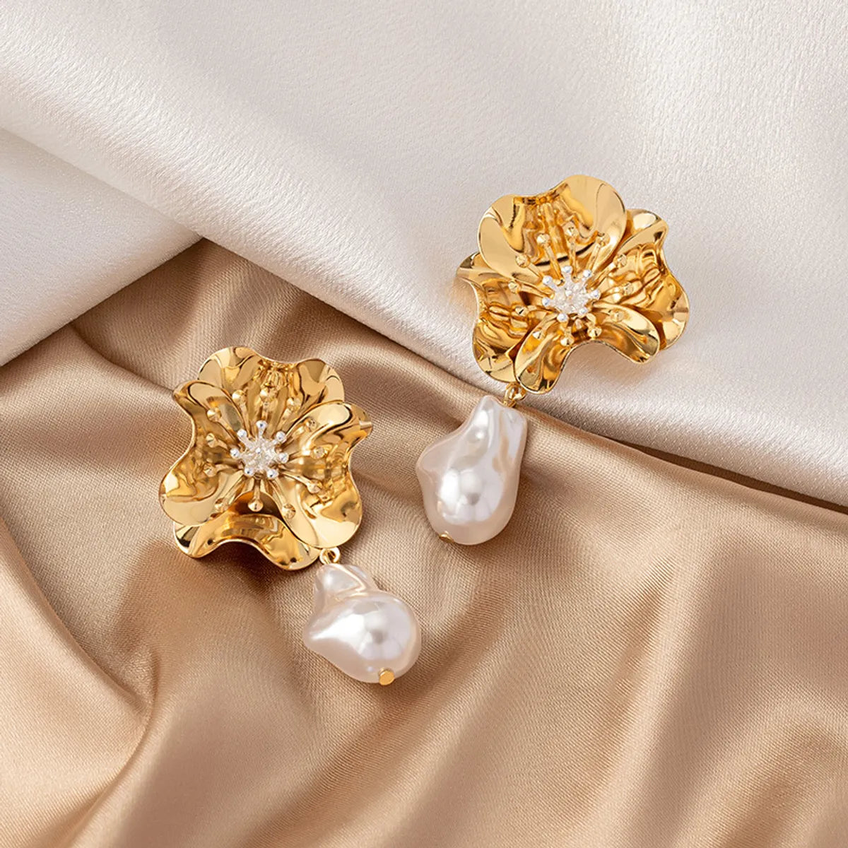 1 Pair Elegant Retro French Style Flower Plating Inlay Alloy Pearl Gold Plated Drop Earrings